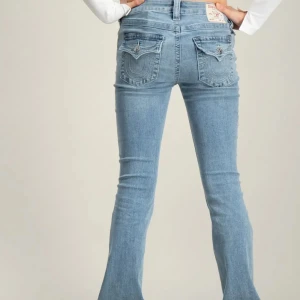 True religion jeans - Använda ca 2 gånger, säljer då de inte kommer till användning💕 nypris 1299kr och de är bootcut💕 pris kan diskuteras 