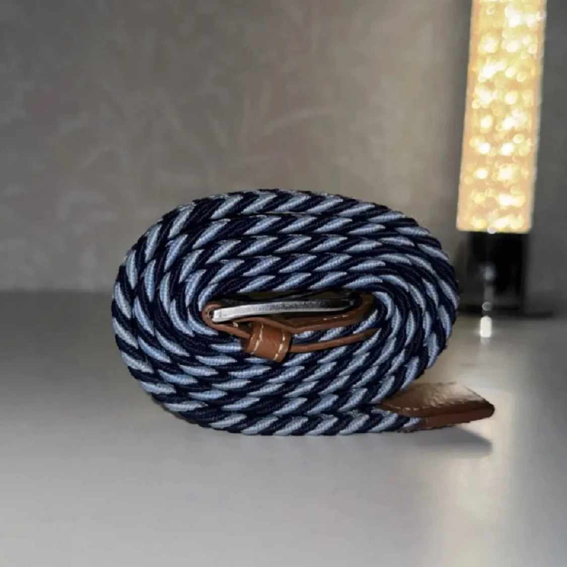 Randigt blått bälte med läderdetaljer