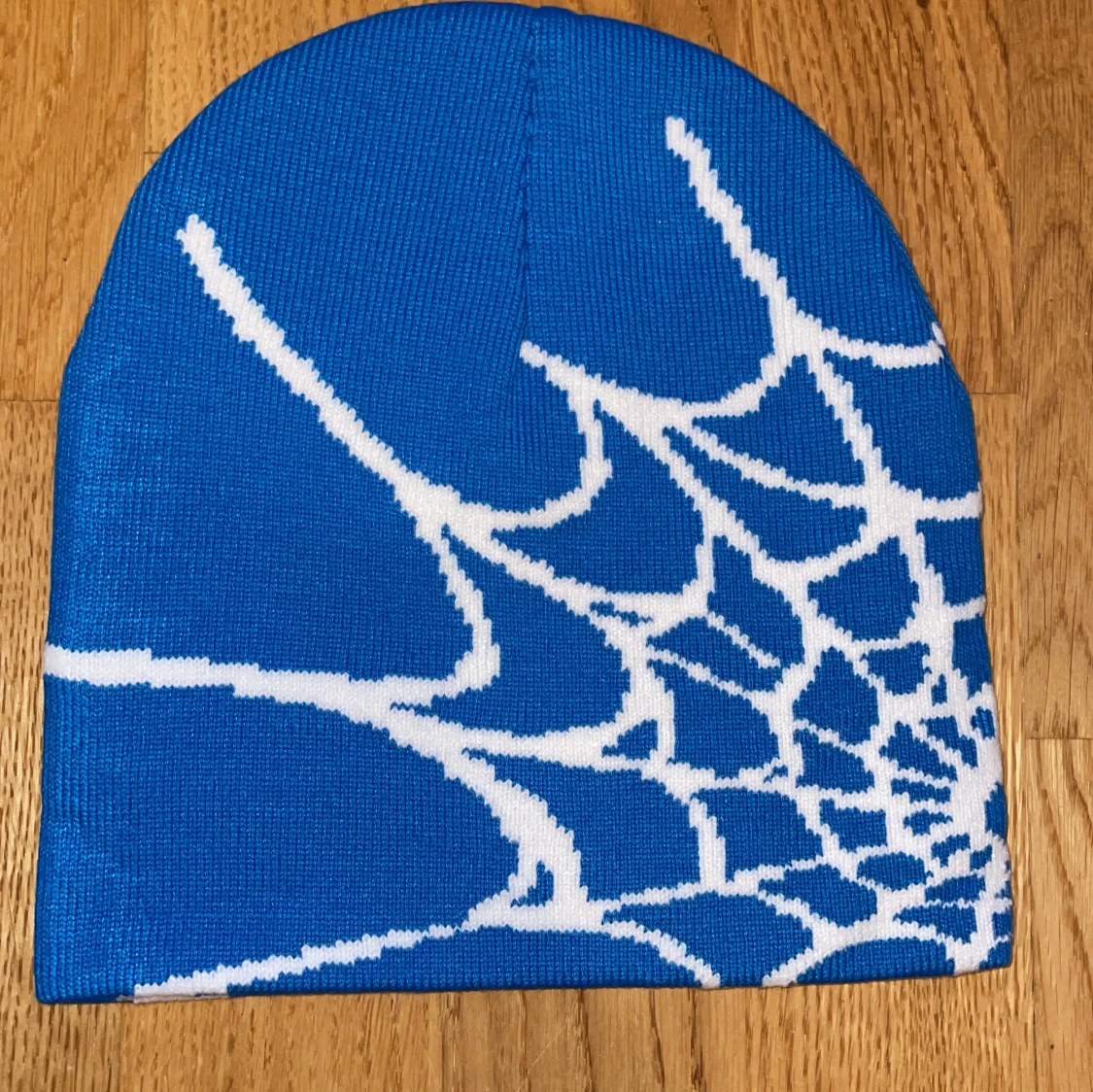 Blå mössa med vitt spindelnätsmönster - 1