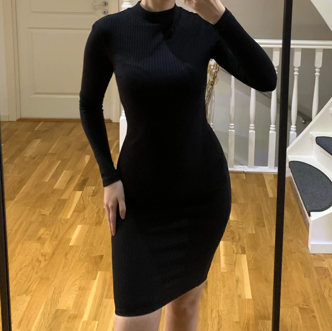 Svart ribbad långärmad klänning