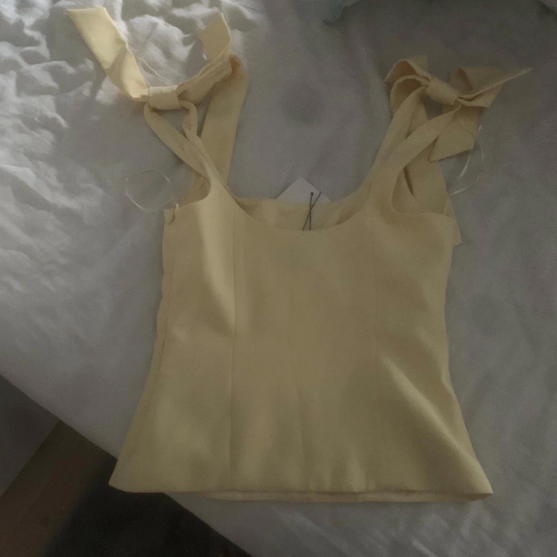 Gul linnetopp med knytband XS