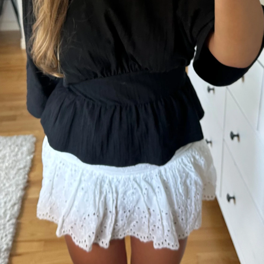 Vit kort kjol med broderade detaljer - 2