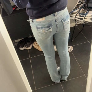 True religion bootcut ljusblå jeans - Säljer ett par ljusblå bootcut jeans från True religion, Modell Becca, midwaist.  Men ändå väldigt lågmidjade. Storlek 25. Knappt använda så är därav i nyskick