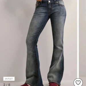 Blå bootcut jeans med kontrastsömmar - Snygga blå bootcut jeans med markerade kontrastsömmar och klassiska bakfickor med broderad detalj. Jeansen har normal midja och är tillverkade i ett slitstarkt denimtyg. Perfekta för dig som gillar en retroinspirerad look. Säljer för att dem är för små kan oxå byta till en storlek större.