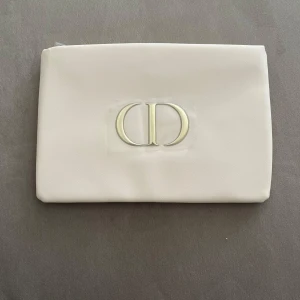 Dior Trousse Pouch - Säljer då den inte kommer till användning. Kan användas som en necessär eller som en handbag. Längden är 23 cm och bredden 16 cm. Den är 100% polyester.