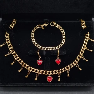 Exklusivt smyckeset + gåva! ✨️ - ✨️Exklusivt smyckeset + gåva! Handgjort i rostfritt stål. Halsband 40 cm, armband 16,5 cm (kan göras i önskad längd), örhängen 3 cm. Levereras i lyxig svart ask. Bonus: pärlörhängen (värde 190 kr).🛍