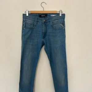 Replay Anbass - Snygga blå jeans från Replay, modell Anbass. Slim fit med klassisk femficksdesign och ljus tvätt. Storlek 29/32, Inga defekter. Hör av er vid frågor!