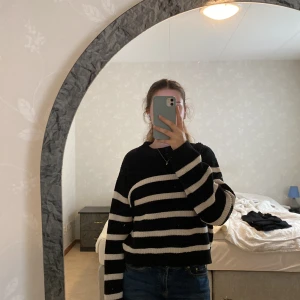 Stickad tröja  - Säljer denna tröja från h&m💓spegeln är smutsig inte tröjan så ni vet