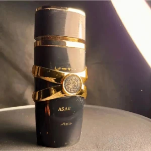 Lattafa Asad - (E Jag säljer sampels och priset är per milliliter ( INTE HELA FLASKAN))   16 kr per milliliter (1ml = 10 spray )  Priset är fast men vid större beställningar kan priset diskuteras! Skriv till oss gärna innan ni köper !