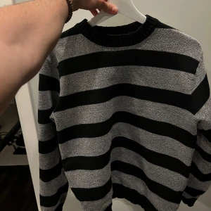 Randig svart och grå tröja Vaillent XS - Säljer en svart och grå randig tröja från Vailent i storlek XS. Perfekt till hösten. Passar small i storlek, bra skick och tyngre material. Köpt för 699 kr. 