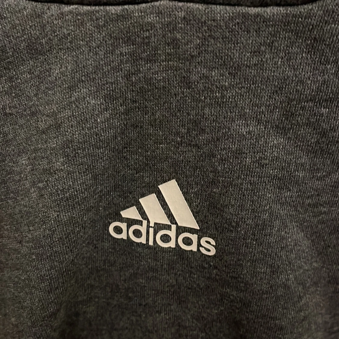 Grå hoodie från Adidas med svarta detaljer - 2