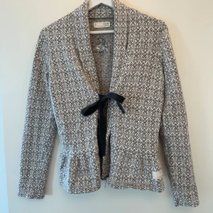 Mönstrad kofta från Odd Molly med knyt - Supersöt kofta från Odd Molly i grått och vitt med snyggt grafiskt mönster. 