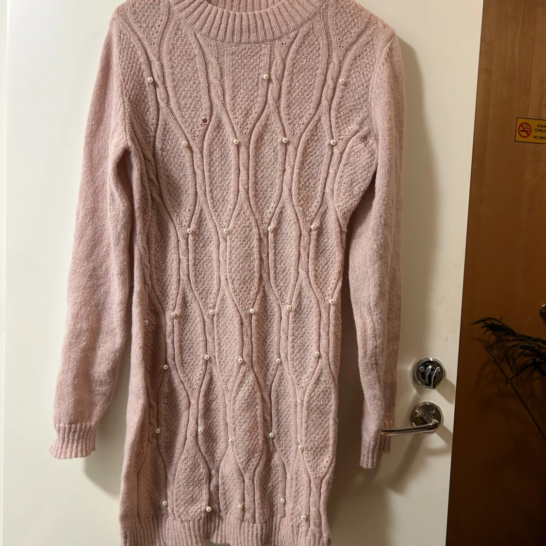 Stickad ljusrosa pärlklänning