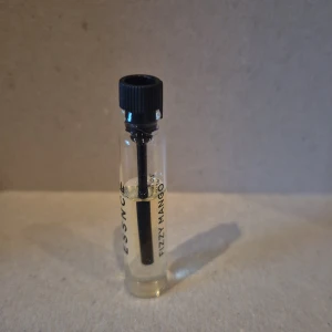 Fizzy Mango ca 2ml - Fizzy Mango ca 2ml från ESSNCE endast doftat på den men råkade spilla lite när jag öppnade bild 3 är en jämförelse med en full. 45kr ny.