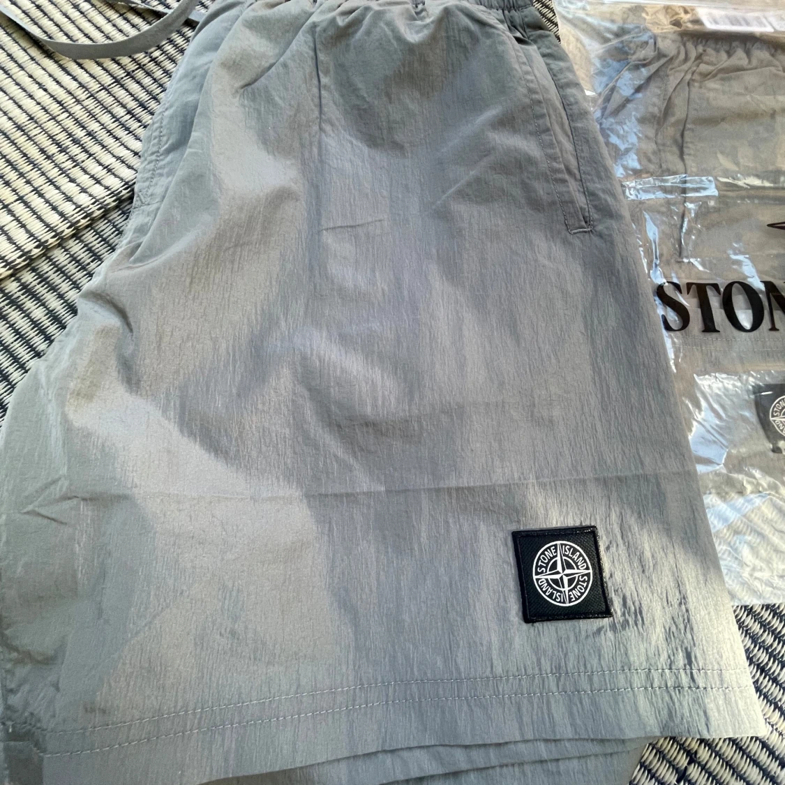 Grå shorts från Stone Island - 2