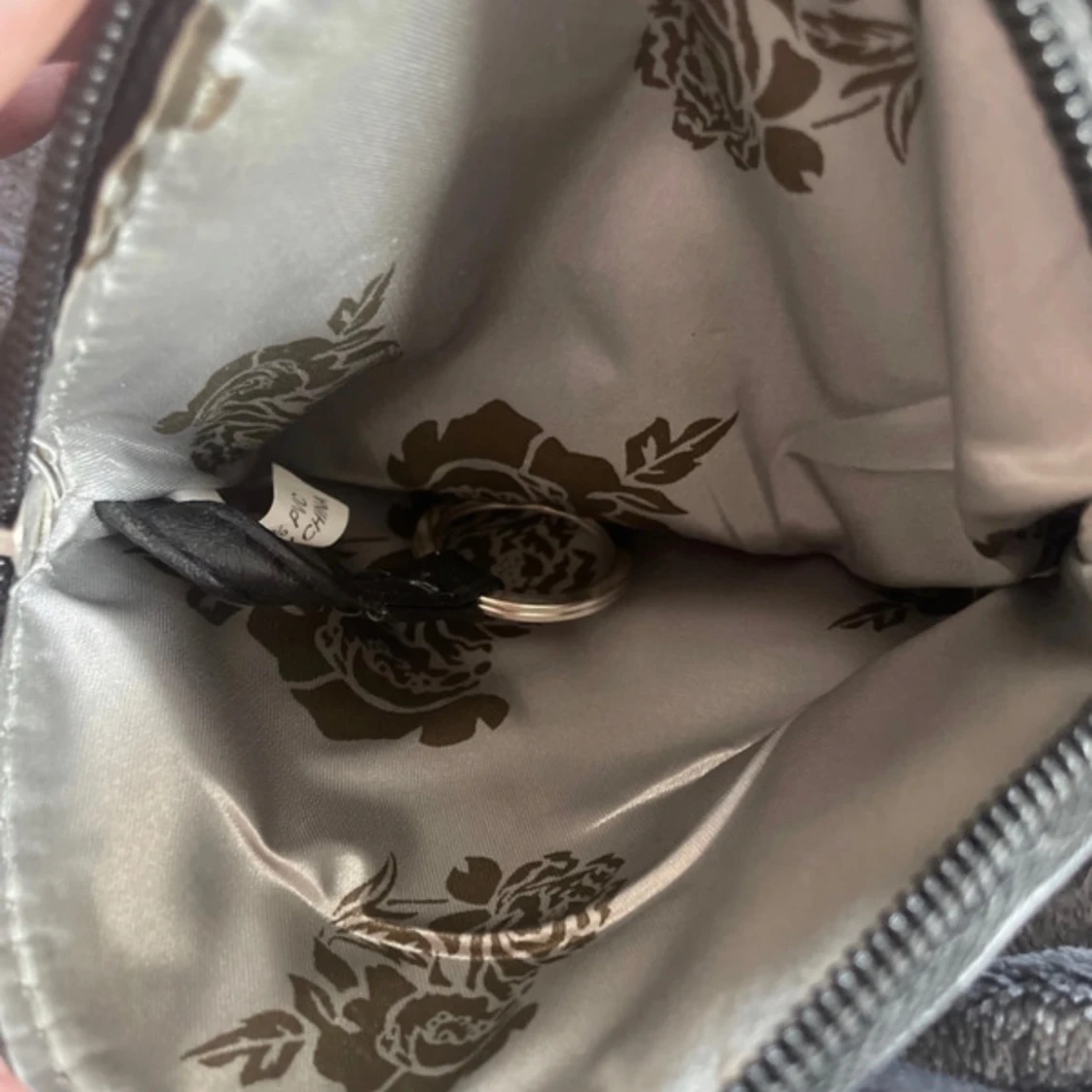 Svart rund axelväska med blomdetalj - 2