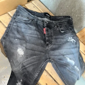 Svarta jeans - Säljer ett par snygga svarta jeans. Aldrig använd för billigt. 
