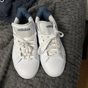 Vita adidas sneakers med blå detaljer - Helt nya Adidas skor, köpte dom på rea för 700 säker nu för 450 då dom var för småa för mig