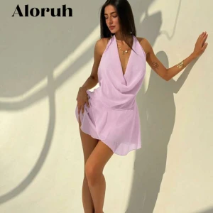 Ljuslila kortklänning från Aloruh - Supersöt ljuslila kortklänning med halterneck och djup v-ringning. Klänningen har ett flowigt tyg som ger en luftig känsla och är perfekt för varma dagar. Snygg omlott-effekt framtill och ärmlös design som visar axlarna.