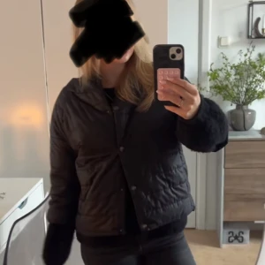  Trekvarts jacka -  Fin svart trekvarts arm jacka. Bra skick. Skriv om ni vill ha fler bilder så får jag ta det❤️❤️ jackan funkar till XS ,S och M beroende på hur man vill att han ska sitta