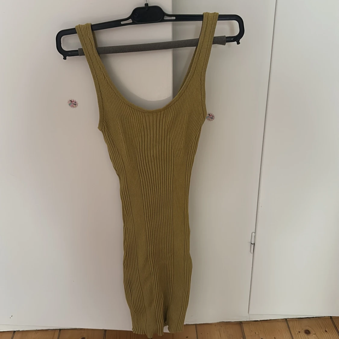 Ribbad grön klänning från H&M XS