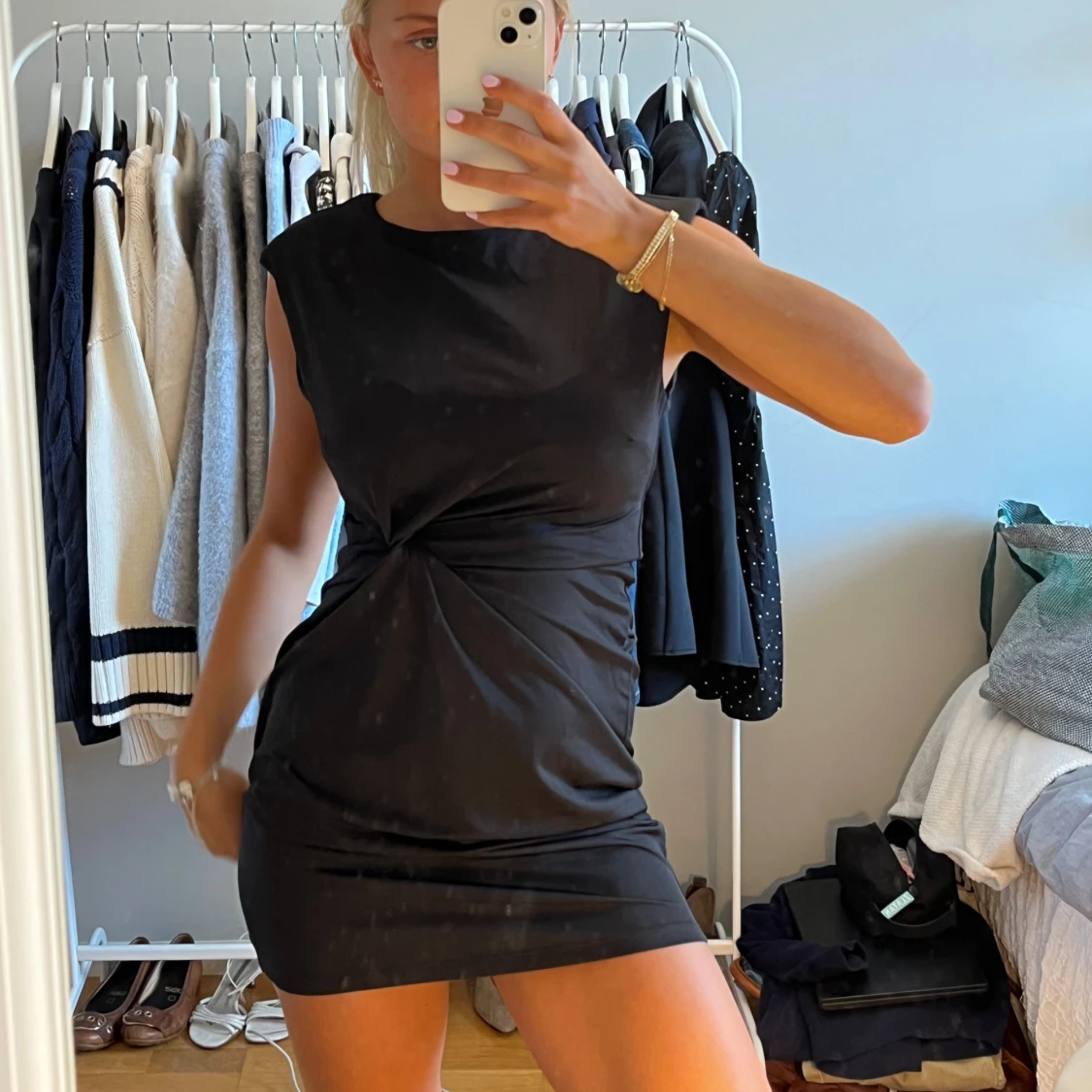 Svart kort klänning med twistdetalj - 1