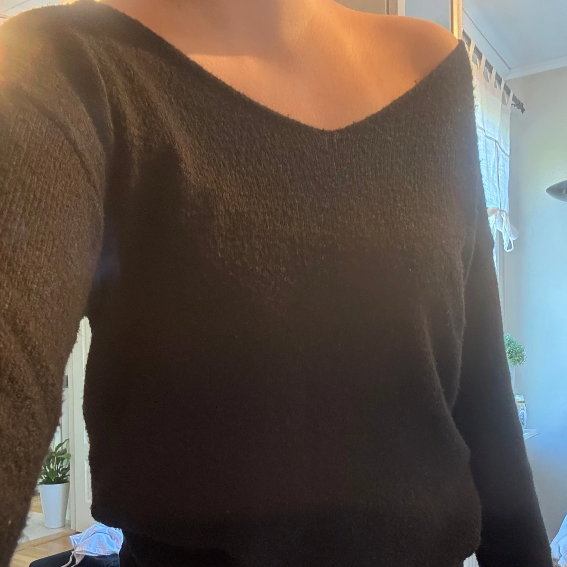 Svart stickad offshoulder-tröja - 1