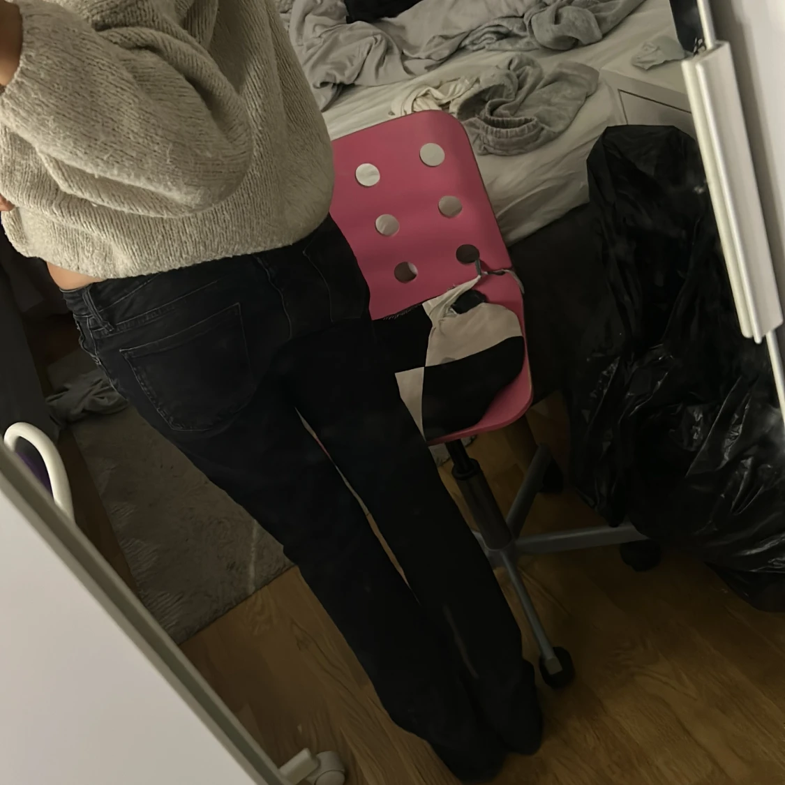 Svarta boutcut jeans  - 1