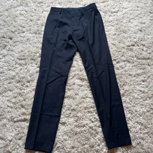 Boss kostymbyxor  - Boss kostymbyxor! Dom är använda några gånger men är i riktigt fint skick! Storlek IT 46  Kom med bud   Har ni frågor eller funderingar hör av er!  Mvh Omc 