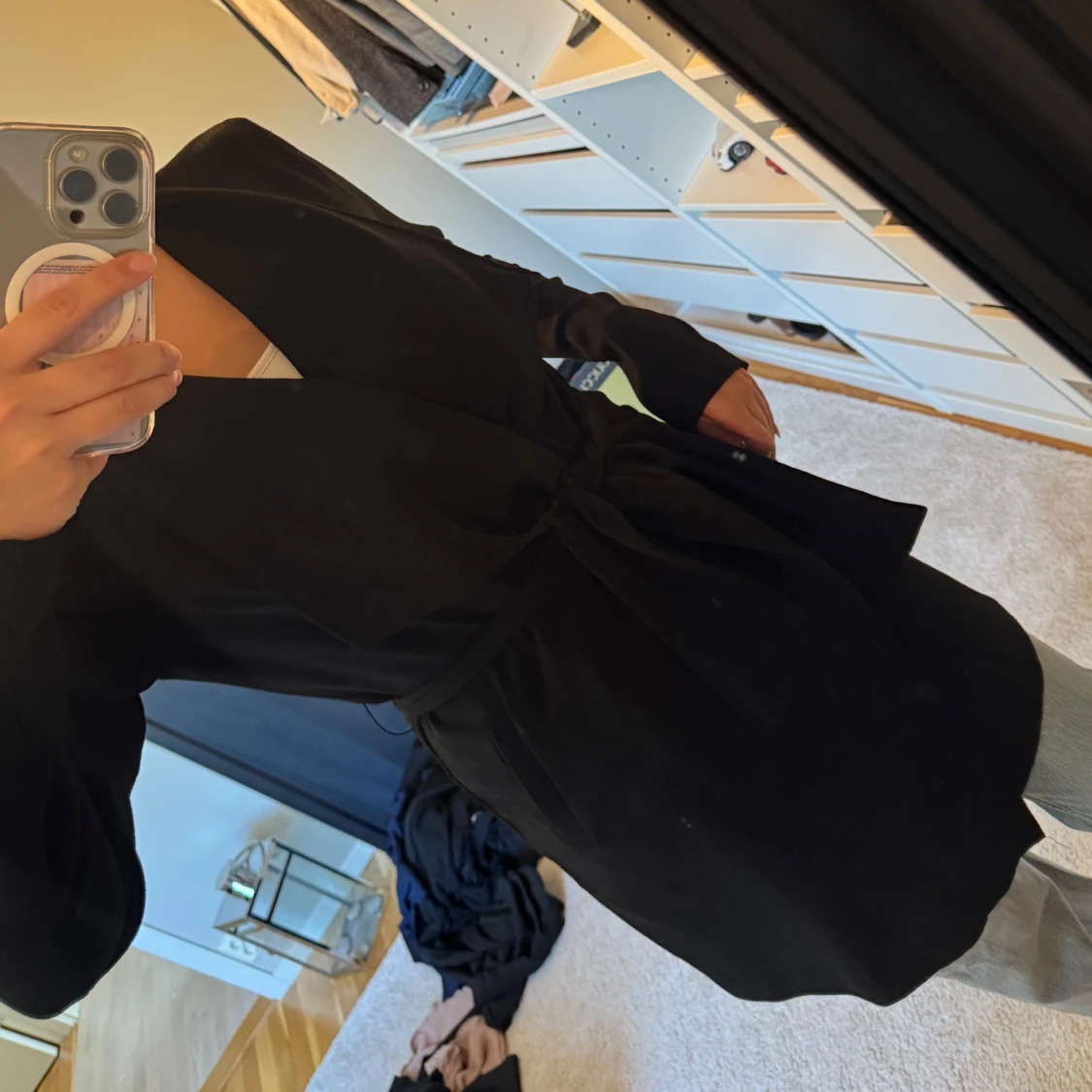 Svart omlottkappa med bälte - 2