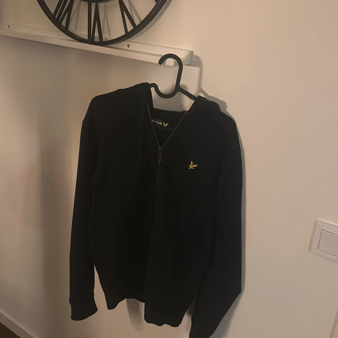 Mörk blå hoodie från Lyle & Scott M - 4