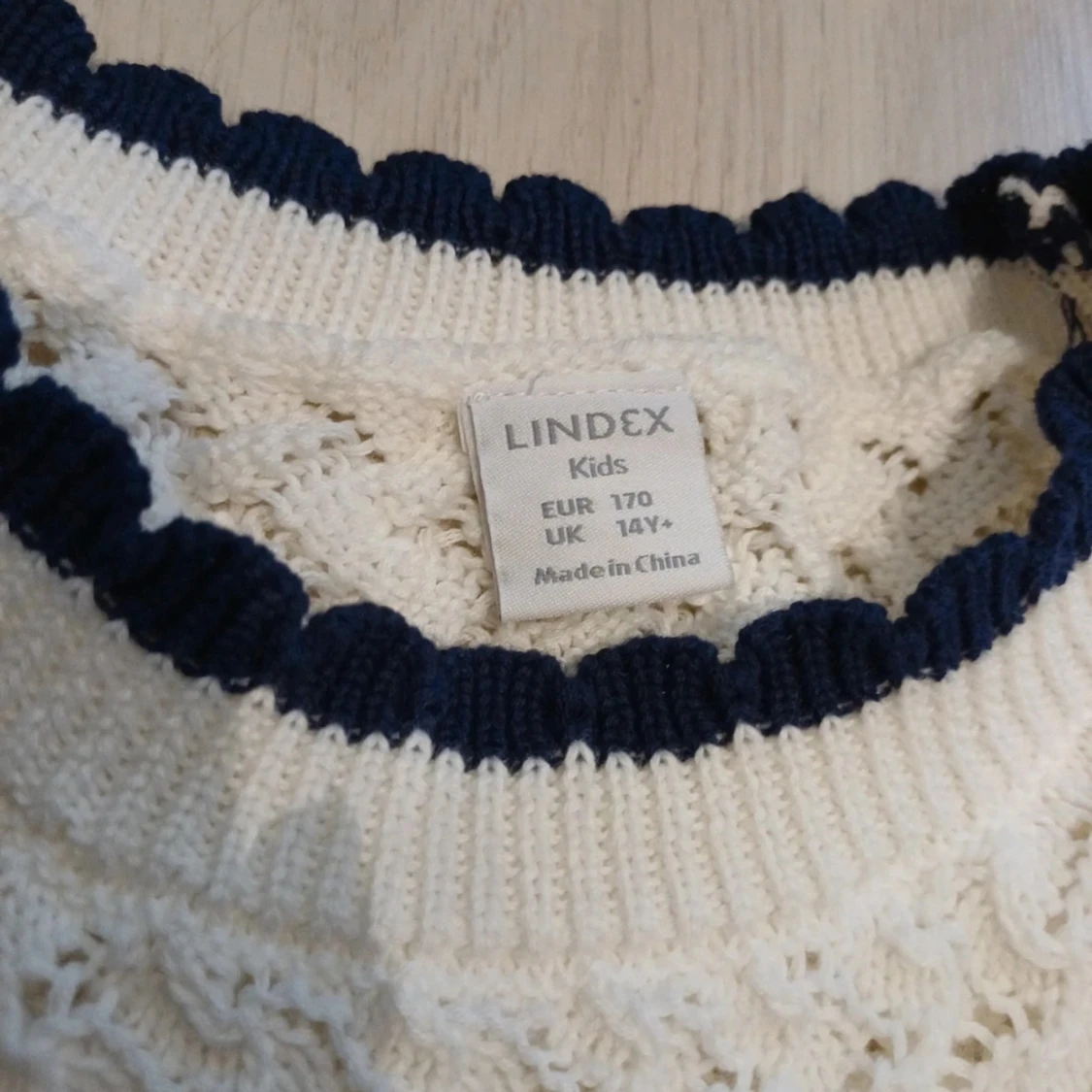 Vit stickad topp med volang från Lindex - 2