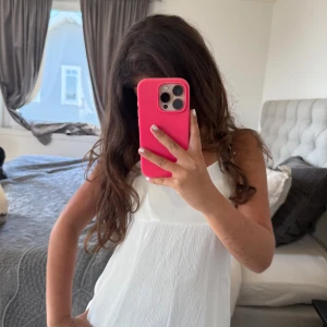 Vit sommarklänning med tunna axelband - Säljer en fin söt vit klänning, bara kommit till användning 1 gång🥰