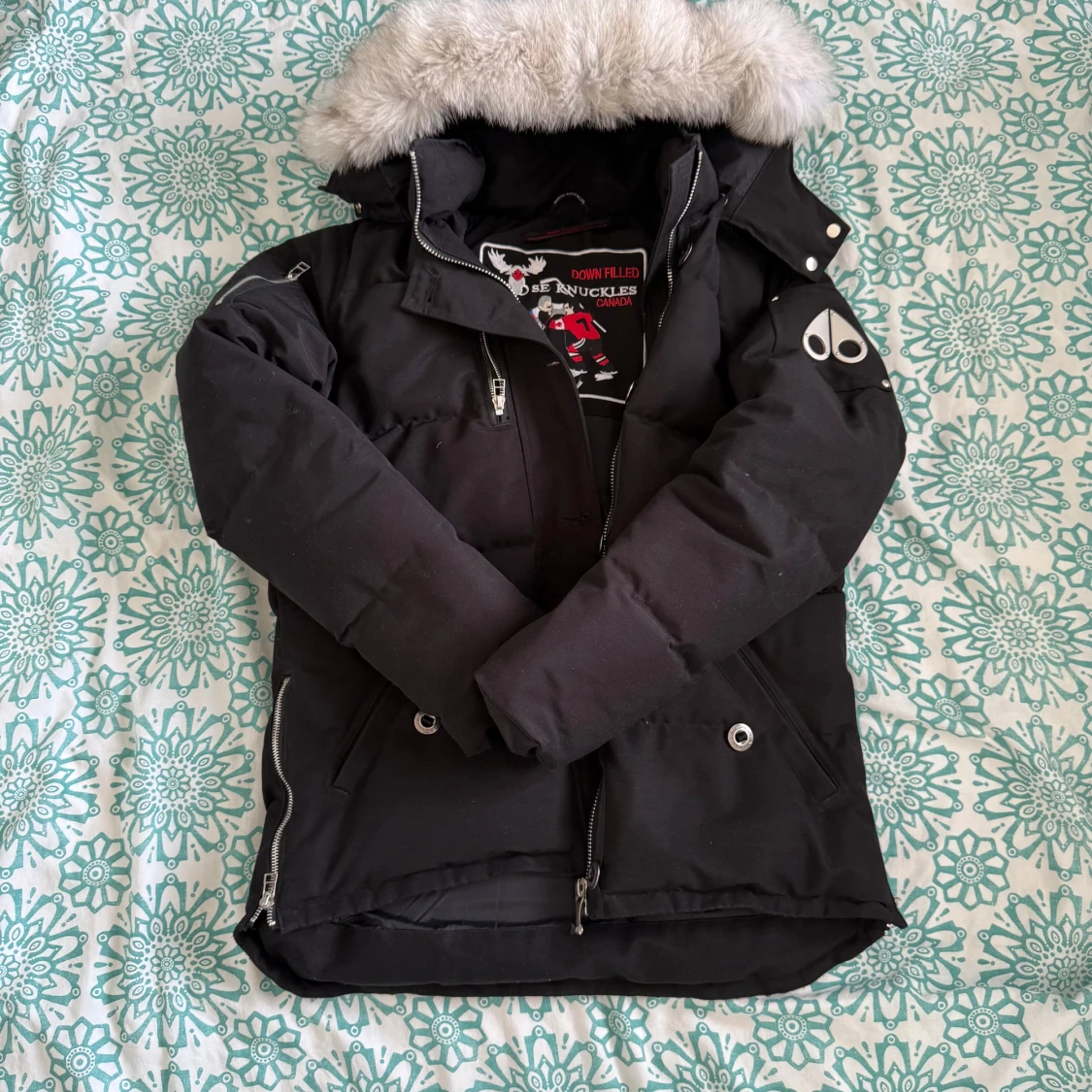 Svart dunjacka Moose Knuckles med pälskrage - 1