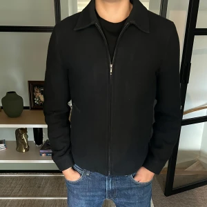 Uniqlo overshirt  - Klassisk overshirt från Uniqlo. Användes förra hösten, men är i väldigt fint skick. Jackan är gjort i ett syntetiskt tyg och har ull/bomulls struktur och känsla. Nypris: 900kr, mitt pris: 400kr.   Tveka inte med att ställa frågor! 