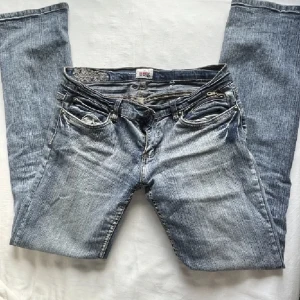 Vintage jeans - Lågmidjade jeans med broderade detaljer på bakfickorna. Märket är colours of the world💕storlek 38