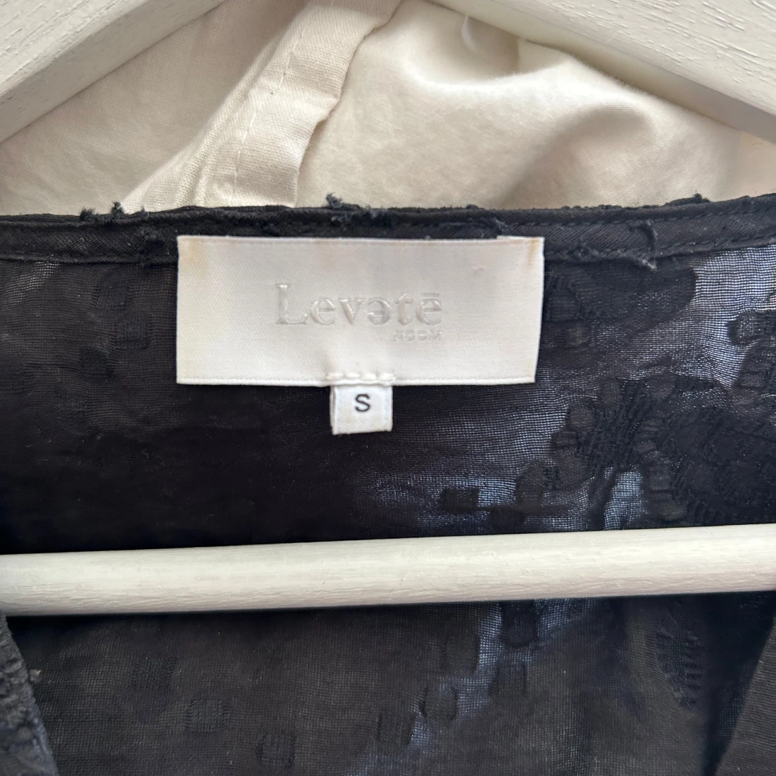 Svart blus med broderi från Levete Room - 3