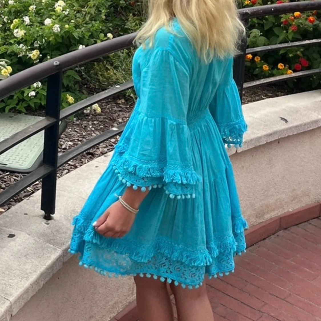 Turkos kortklänning med spetsdetaljer