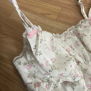 Klänning - Klänning från NELLY. Gammal modell och lappar bortklippta, därav priset. Nypris 559kr. Köparen står för frakten. Pris kan diskuteras vid snabb affär.