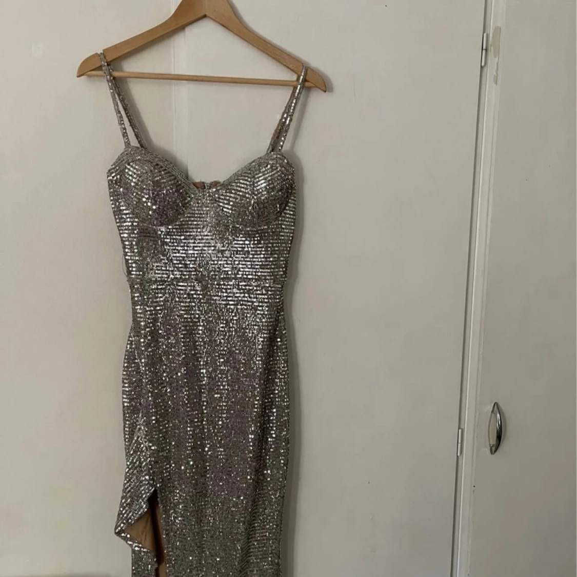 Glittrig silver långklänning med slits - 1