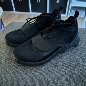 Nike air max trainer 1 - Fina skor lite sliten där bakom men annars är det mycket bra. Djur- och Rökfritt hem.