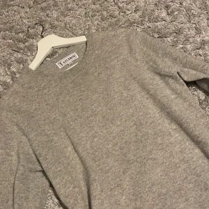 Kashmir tröja  - Säljer nu denna kashmir/merinoull tröjan då den inte kommer till användning, den är i storlek xs men passar även S. Hör av dig vid frågor eller funderingar!