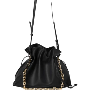 Svart axelväska med guldkedja, Carin Wester  - Snygg svart axelväska i skinn med cool snörning upptill och en chunky guldfärgad kedja som detalj. Väskan har justerbar axelrem och en mjuk, slouchy form som ger en trendig vibe. Perfekt för dig som vill ha en stilren men ändå iögonfallande accessoar. ‼️ny pris: 599‼️