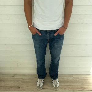 Tiger of sweden jeans - Sjukt snygga tiger of sweden jeans med snygg Fade och straight passform. Midja mått 43cm . Längd 111cm .Modellen på bilden är 183cm. Skriv vid funderingar💬