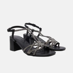 Svarta sandaler med strass och klack - Säljer helt nya sandaletter från Kharisma i storlek 38. De tunna remmarna är täckta med glittrande strassdetaljer och de har en stabil blockklack på ca 5cm. Orginalpriset är 1105kr. Jag säljer dem för 500kr! Prislappen sitter kvar och de kommer skickas i orginalkartong. 