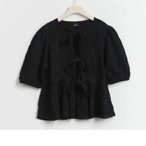 Blus med knyte gina tricot - Blus med knyte och puffarm från gina tricot. 