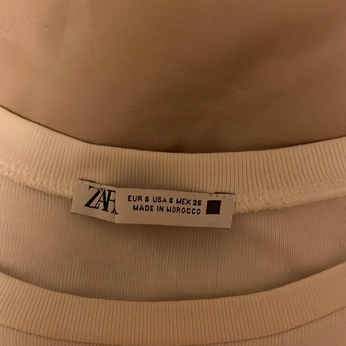 Vit t-shirt med stickad kant från Zara - 2