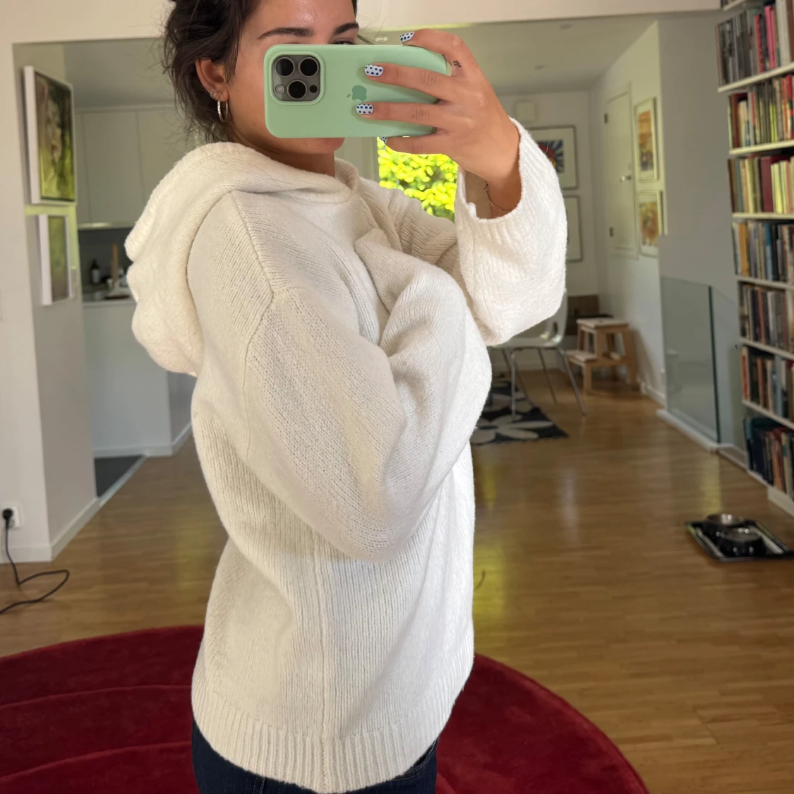 Vit stickad hoodie med huva - 2