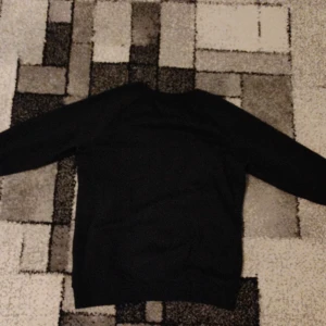 Långarmad Svart Peak Performance Tröja - Svart sweatshirt från Peak Performance med klassisk rund hals och diskret logga på bröstet. Tröjan har långa ärmar och är gjord i mjuk bomull, perfekt för en clean och stilren look. Jag beställde den för 1 år sen, men har inte använt för den var för liten. Det är storlek 170 vilket är runt S(small). Den kostade 1099kr men säljer för 699. Meddela gärna mig om ni vill minska priset.