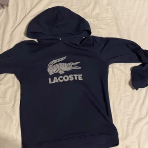 Mörkblå hoodie från Lacoste - mörk blå lacoste hoodie fel fritt skick ni vågar pruta